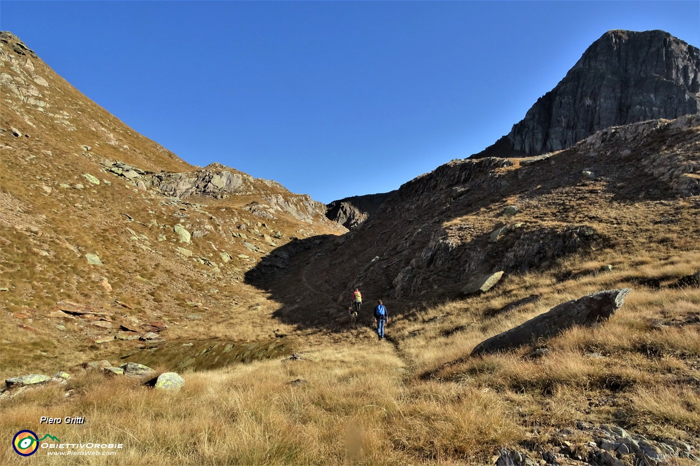 81 Risaliamo sulla traccia-sentiero verso il Passo del Tonale.JPG